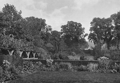 De ommuurde tuin, zuid door Charles Latham
