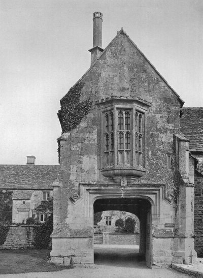 Het poortgebouw door Charles Latham