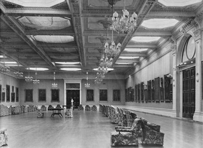 De grote balzaal door Charles Latham