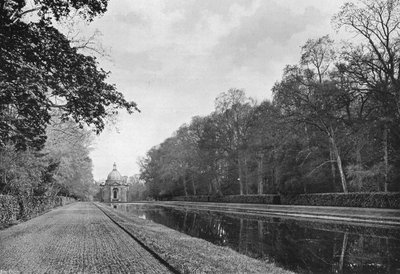 Het lange kanaal en paviljoen door Charles Latham