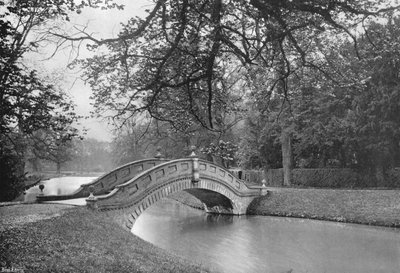 De nieuwe brug over de kronkelende rivier door Charles Latham