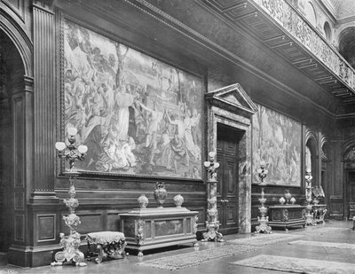 De noordkant van de salon door Charles Latham