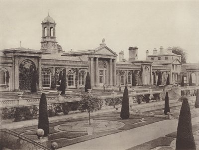 De Oranjerie bij Bowood, Wilts door Charles Latham