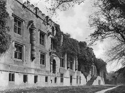 De zuidwestkant van het nieuwe gebouw door Charles Latham