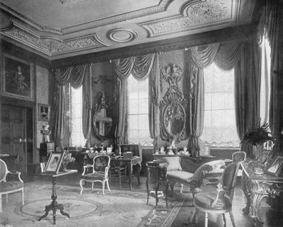 De Vierkante Salon door Charles Latham