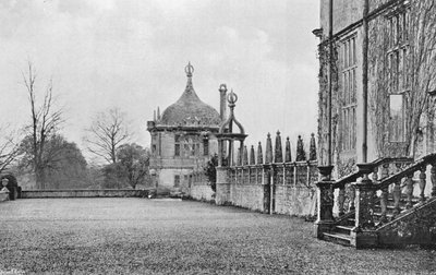 Het terras tussen de voorhof en privétuin door Charles Latham