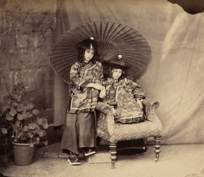 Lorina en Alice Liddell in Chinese Kleding door Charles Lutwidge Dodgson