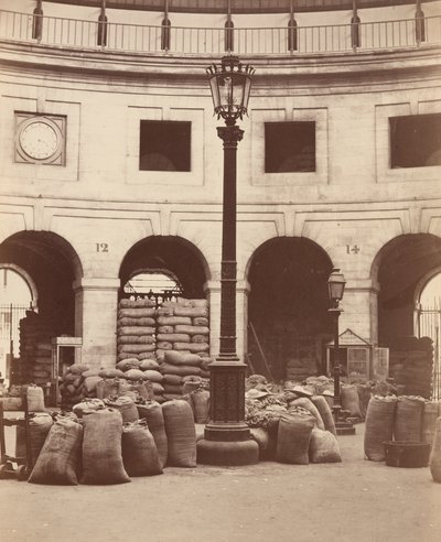 Graanhal (interieur) door Charles Marville