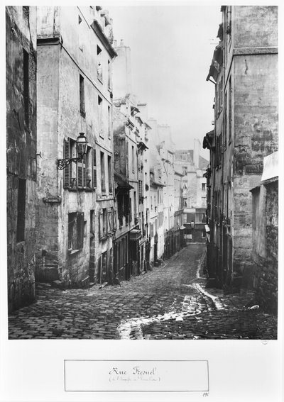 Rue Fresnel, vanaf het doodlopende einde van Versailles, Parijs, 1858-78 door Charles Marville