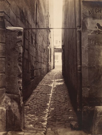 Rue du Chat-qui-Pêche vanaf de Rue de la Huchette door Charles Marville