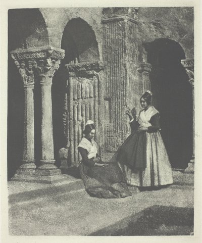 Twee vrouwen uit Arles in het klooster van Saint-Trophime in Arles door Charles Nègre