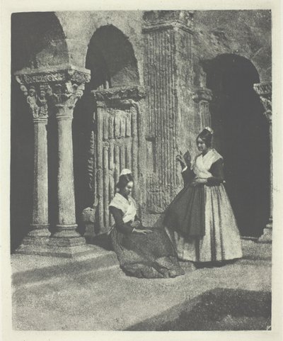 Deux arlesiennes dans le cloitre de Saint-Trophime d