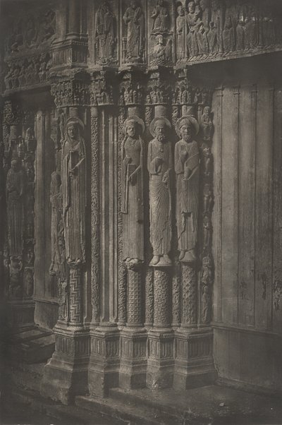 Planche XIII Cathédrale de Chartres, Standbeelden Kolommen van de Centrale Deur van het Portaal, 1855 door Charles Nègre