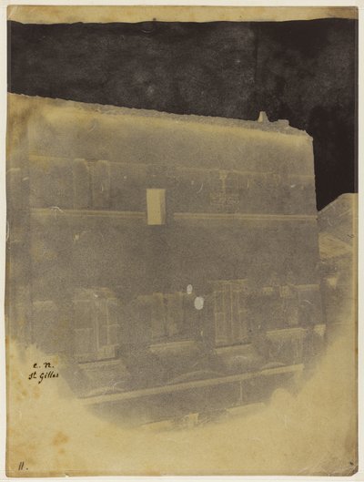 Bovenste deel van de gevel van een romaans huis in Saint-Gilles du Gard door Charles Nègre