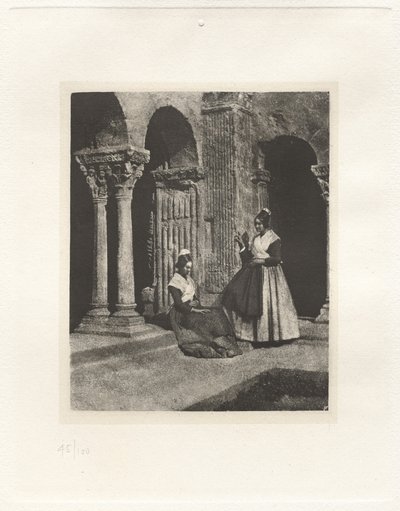 Twee Arlesiennes in het klooster van Saint-Trophime van Arles (plaat II) door Charles Nègre, André Jammes