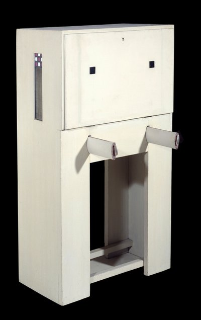 Charles Rennie Mackintosh (1868 - 1928); secretaresse een stoel (1904) wit gelakt hout. hoogte: 1,21; Parijs, Musee d