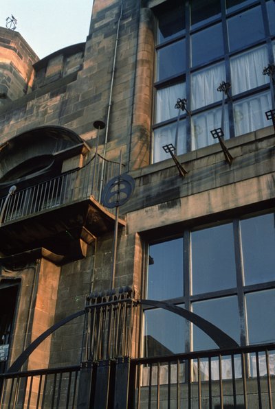 Detail van het smeedwerk van de noordgevel, gebouwd 1897-99 door Charles Rennie Mackintosh