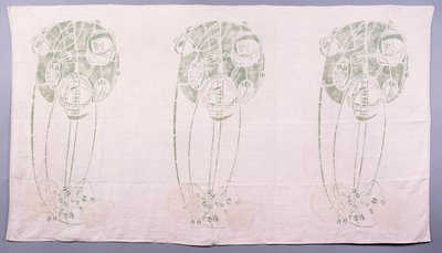 Paneel van drie gestileerde rozenmotieven in groen en crème, voor een rugleuning van een hoekbank in de woonkamer van 14 Kingsborough Gardens door Charles Rennie Mackintosh