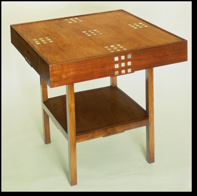 Tafel met parelmoerinleg door Charles Rennie Mackintosh