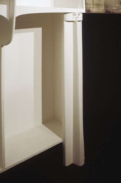 Witte kast ontworpen voor mevrouw Rowat, 1902 door Charles Rennie Mackintosh