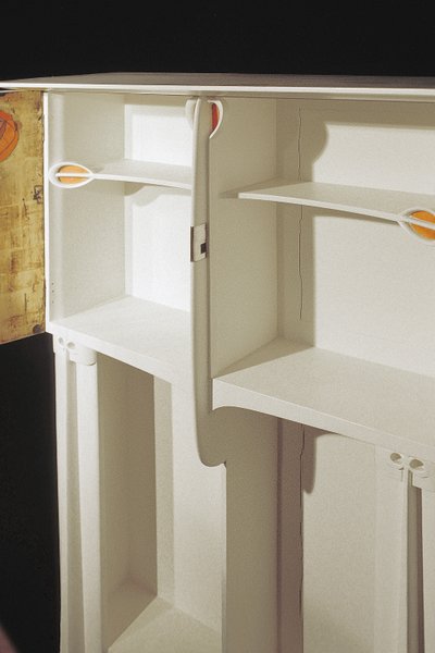 Witte kast ontworpen voor mevrouw Rowat, 1902 door Charles Rennie Mackintosh