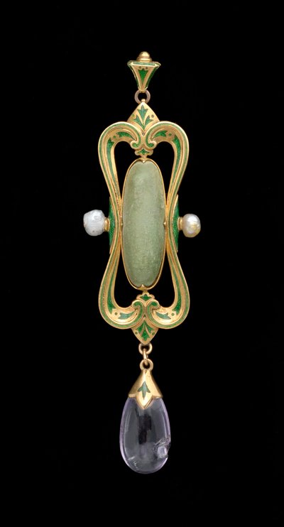 Hanger (goud, email, doorschijnende groene edelsteen & parel) door Charles Ricketts