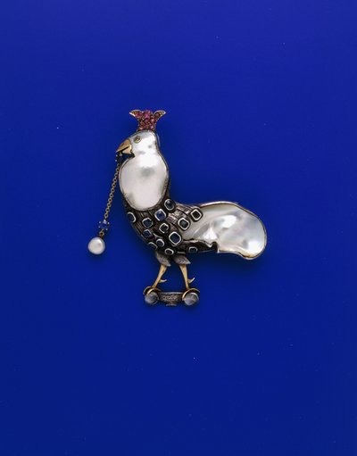 Een Guild of Handicraft wit en geel metalen broche in de vorm van een 