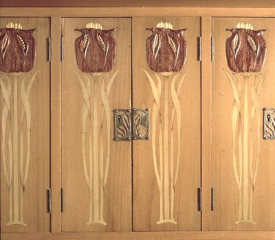 Detail van ingelegd houtsnijwerk op kast, gemaakt door de Guild of Handicraft, ca. 1898-99 door Charles Robert Ashbee