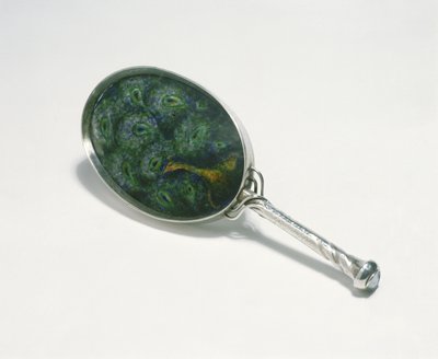 Handspiegel ontworpen door Ashbee met pauwontwerp geëmailleerd door William Mark, gemaakt door de Guild of Handicraft, 1903 door Charles Robert Ashbee