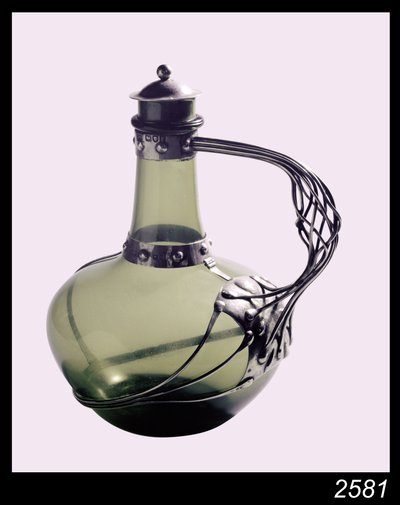 Groene glazen karaf met zilveren monturen met makersmerk van de Guild of Handicraft, 1901 door Charles Robert Ashbee