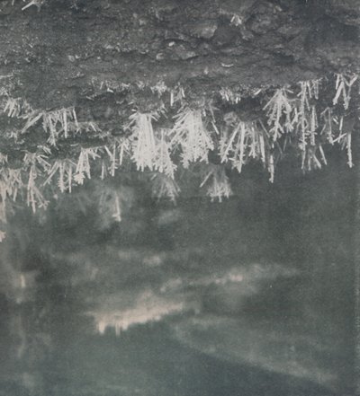 IJskristallen op het dak van een grot aan de Alph-rivier, ca. 1911, 1913 door Charles S Wright