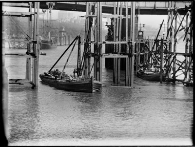Sloop van Waterloo Bridge, Lambeth, Greater London Authority, 1936 door Charles William Prickett