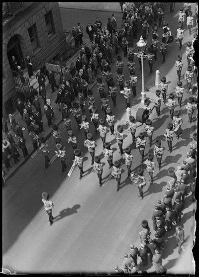 Begrafenisstoet van een militair onderscheiden met het Victoria Cross, Londen, vroege jaren 1930 door Charles William Prickett