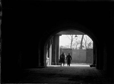Tunnel of overdekte doorgang kijkend naar drie figuren, Greater London Authority, 1930s door Charles William Prickett