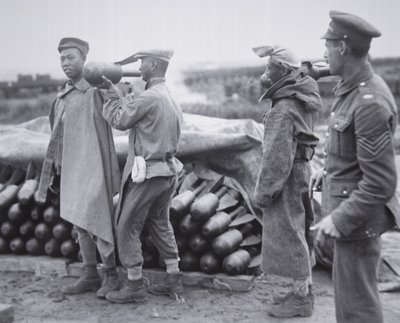 Chinese eenheid die luchtbommen opslaat in een munitiedepot in Frankrijk door Chinese Photographer