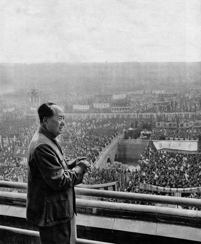 Portret van Chinese staatshoofd Mao Tse-Tung (Mao Ze-Dong of Mao Zedong of Mao Tse Toung of Mao Tso Tong) (1893-1976) tijdens de herdenking van de Communistische Partij. China, rond 1960. door Chinese Photographer