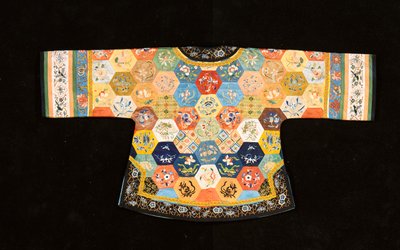 Een Chinese informele patchwork jas, samengesteld uit zeshoeken van geborduurde zijden door Chinese School