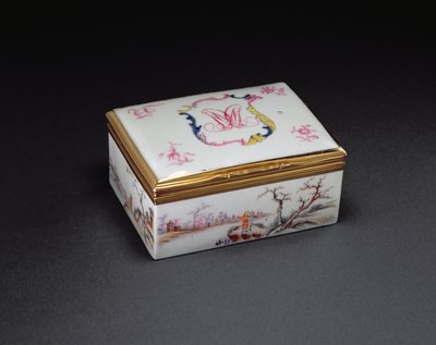 Een gemonogrammeerde snuifdoos, Qianlong-periode (1736-95) ca.1750 (porselein) door Chinese School
