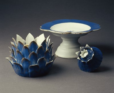 Een groentevormige terrine, deksel en tazza, Jiaqing-periode (1796-1820) ca.1800 (porselein) door Chinese School