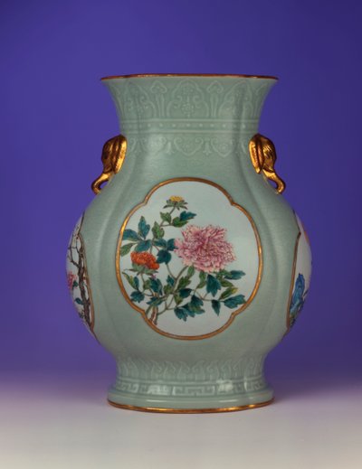 Een fijne en zeer zeldzame famille rose celadon-grond vaas met een vergulde omlijnde email van pruimenbloesem en rozen, een van de vier emails die de "Bloemen van de Vier Seizoenen" uitbeelden, 1735-1795 door Chinese School