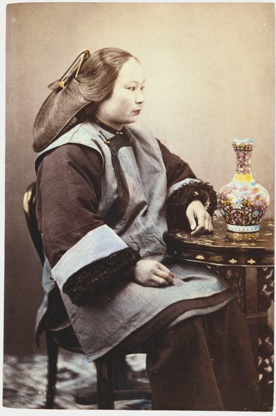 Een handgekleurde foto van een jonge Chinese vrouw door Chinese School
