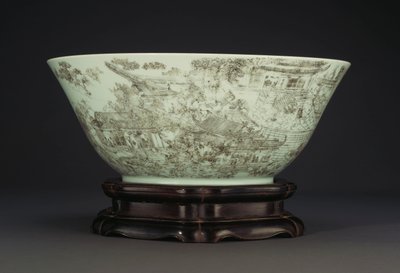 Een grote gegraveerde porseleinen kom die een doorlopend tafereel van dames in de paleistuinen uitbeeldt, 1796-1820 door Chinese School