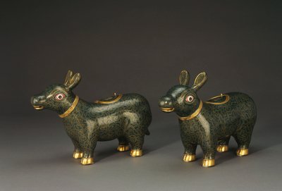 Een paar cloisonné emaille tapirvormige vaten door Chinese School