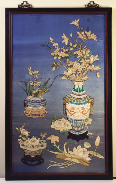 Een zijden paneel met vazen met kersenbloesem, magnolia en orchideeën en een jardinière met rozen tussen takjes lotus, daglelies en ochtendglorie door Chinese School
