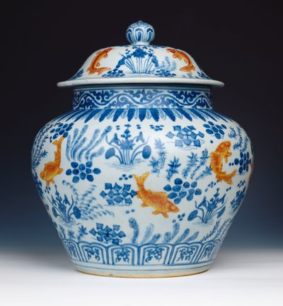 Een geëmailleerde blauw-witte "Vis" pot en deksel, 1522-1566 door Chinese School
