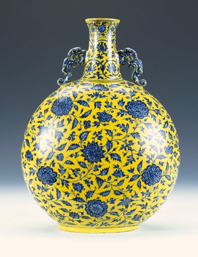 Een onderglazuur blauwe en gele geëmailleerde maanflacon met een pioenroos en lotuspatroon, c.1723-1735 door Chinese School