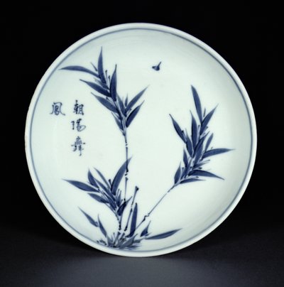 Blauw-witte kosometsuke schotel beschilderd met bamboe en kalligrafie, Tianqi merk en periode, 1621-27 (porselein) door Chinese School