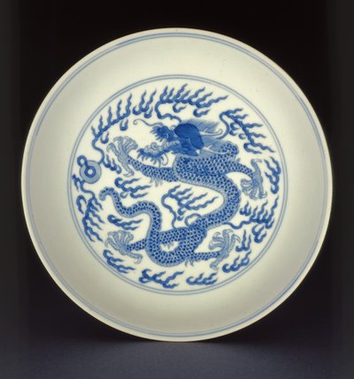 Blauw en wit porseleinen schotel beschilderd met een draak, Qianlong merk en periode, 1736-1795 door Chinese School