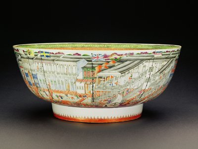 Kom, versierd in mandarijnpalet met een scène van de Hongs in Kanton, Quianlong Periode, c.1770 (porselein) door Chinese School