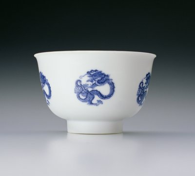 Kom, versierd met drakenmedaillons, Kangxi merk en periode 1662-1722 door Chinese School